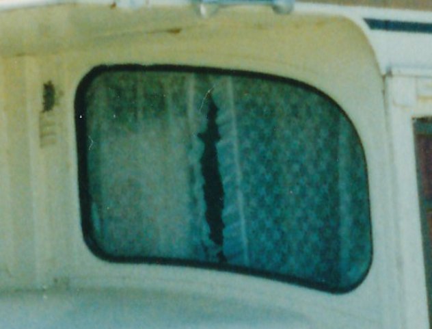 Single wide droopy bulkhead window